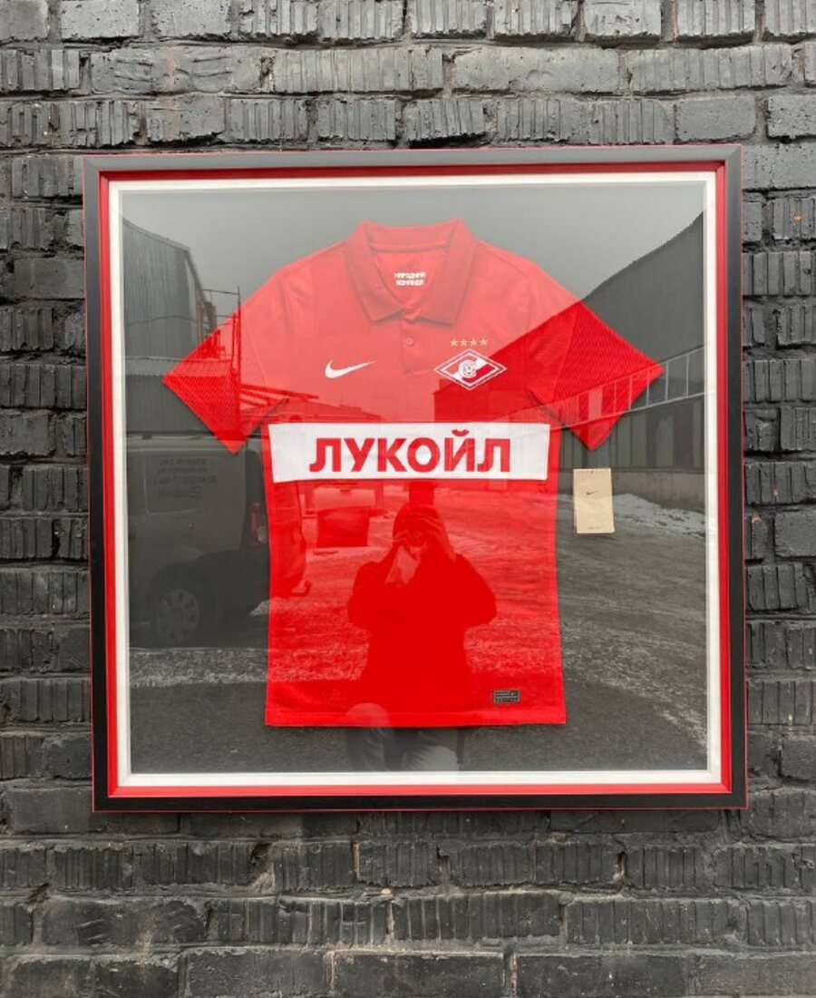 Оформление спортивной футболки в раму из двойного багета…